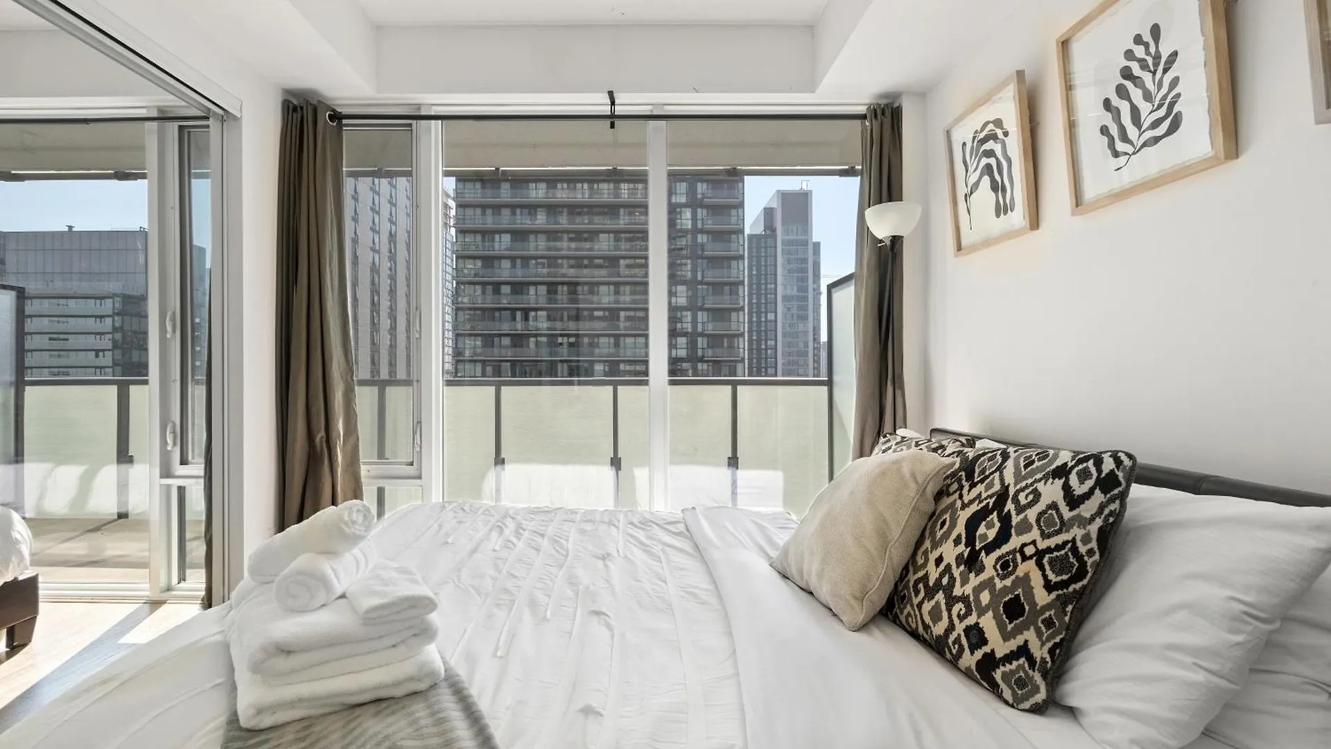 Trendy 1Bedroom Downtown Toronto Condo Canada