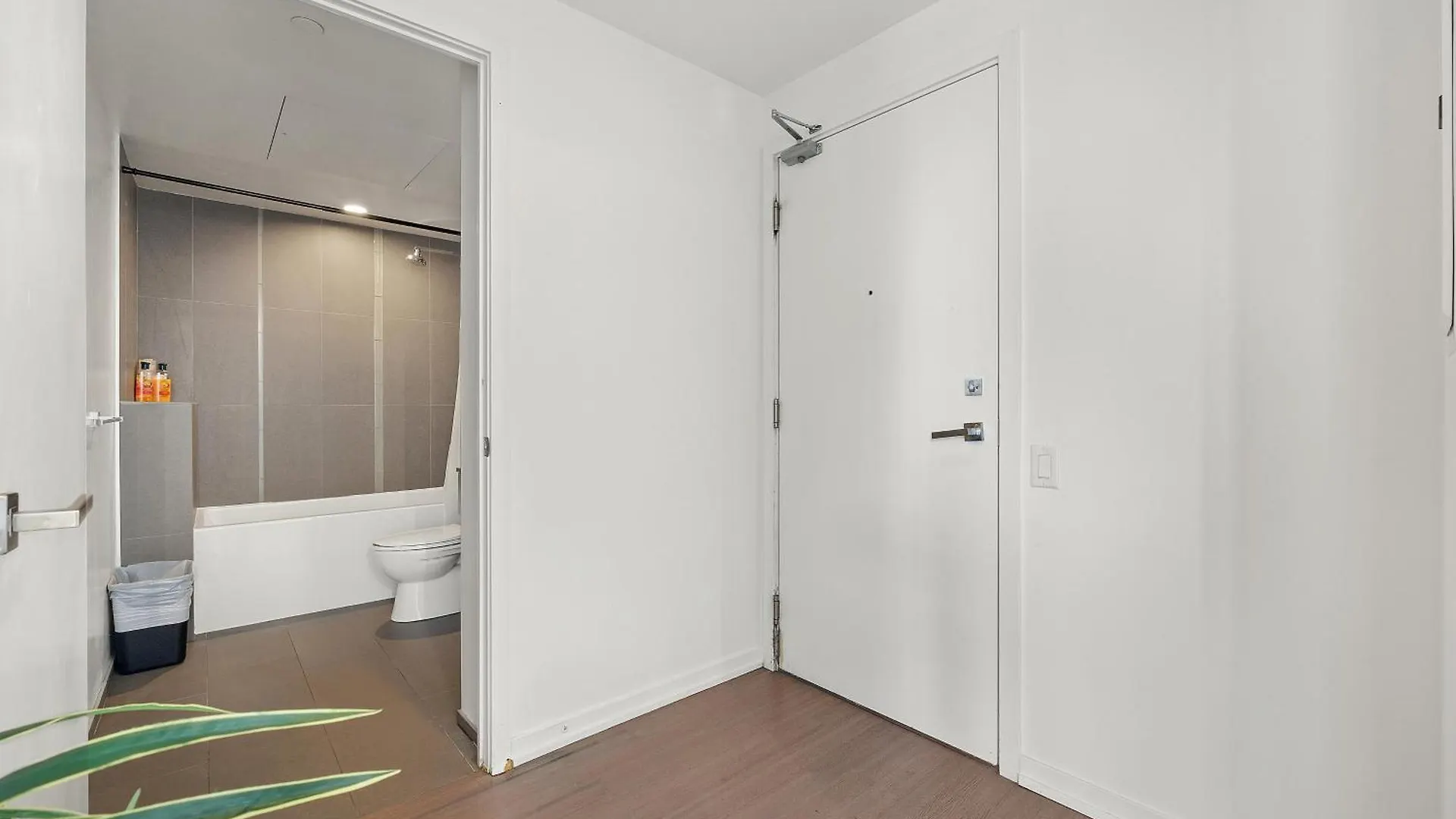 Trendy 1Bedroom Downtown Toronto Condo Apartment