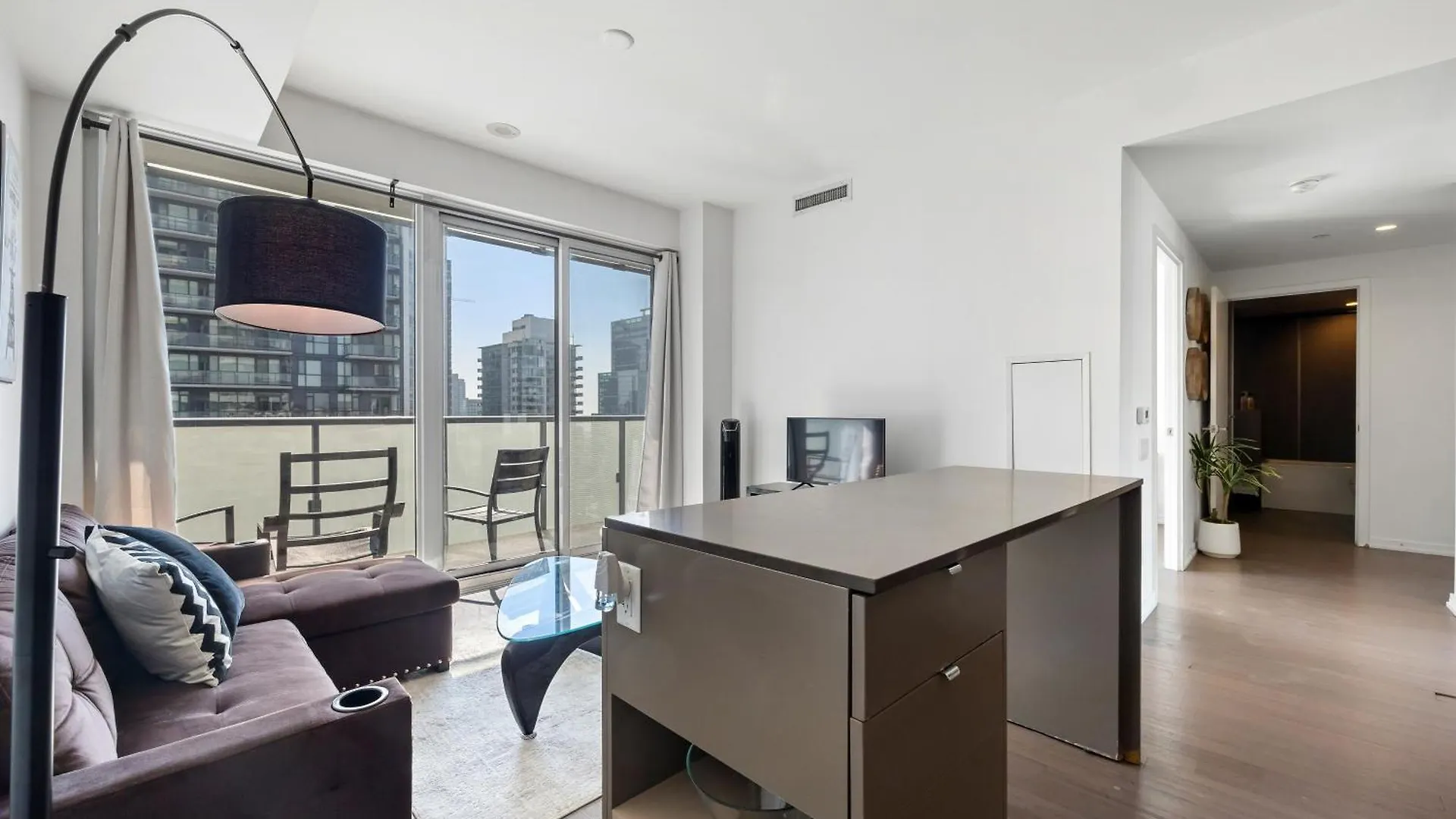 Trendy 1Bedroom Downtown Toronto Condo