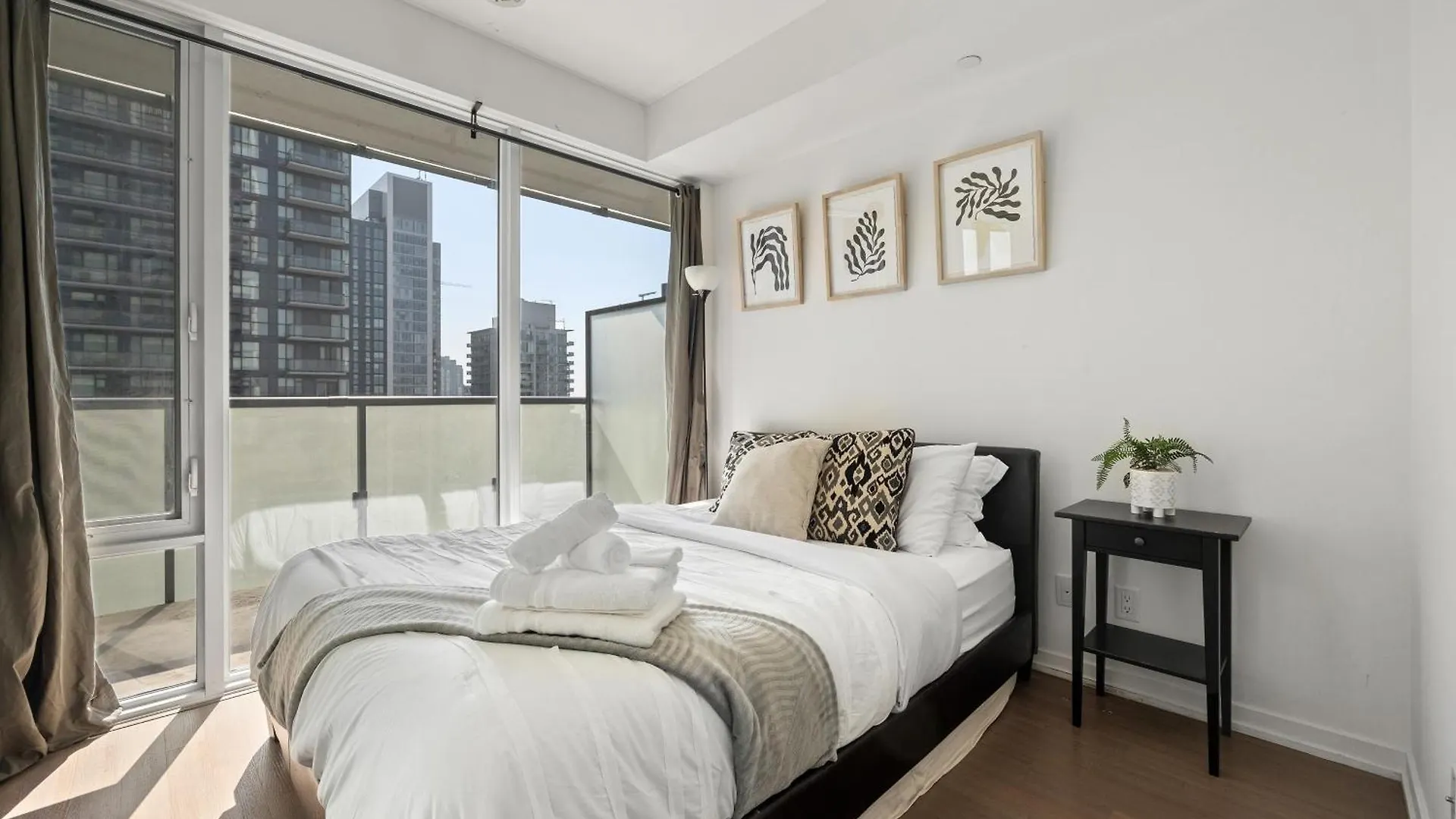 Trendy 1Bedroom Downtown Toronto Condo 0*,